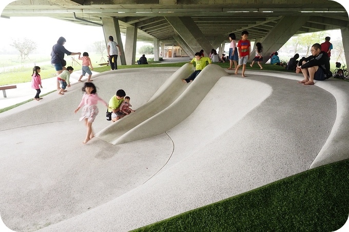 【宜蘭遛小孩新景點】冬山火車站,免淋雨溜滑梯,人工草皮滾滾滾! @捲捲頭 Wonderful 品味。生活