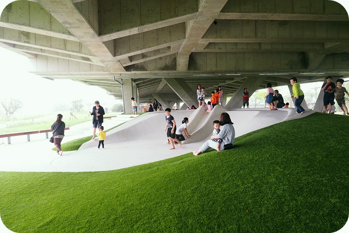 【宜蘭遛小孩新景點】冬山火車站,免淋雨溜滑梯,人工草皮滾滾滾! @捲捲頭 Wonderful 品味。生活