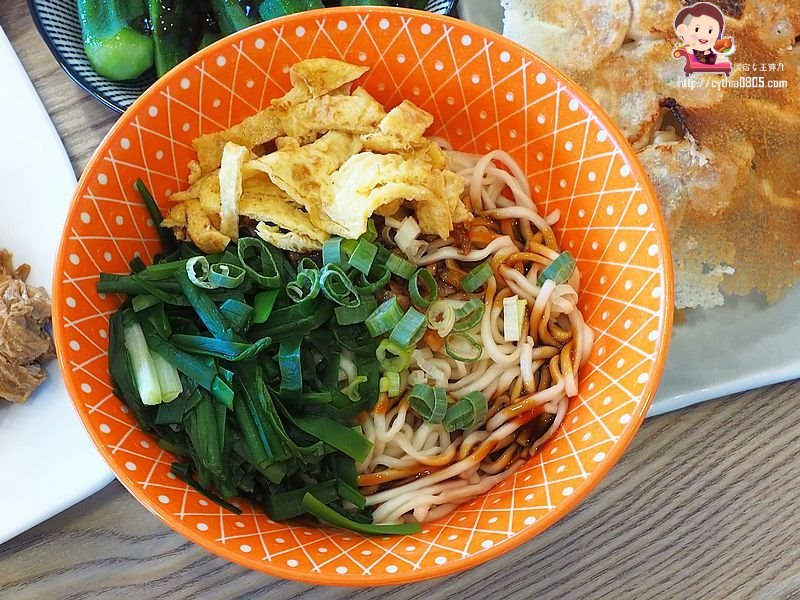 桃園中壢美食-山城亭-在田中央的牛肉麵,湯頭精緻好喝,還有好吃的日式雪花餃子 @民宿女王芽月-美食.旅遊.全台趴趴走