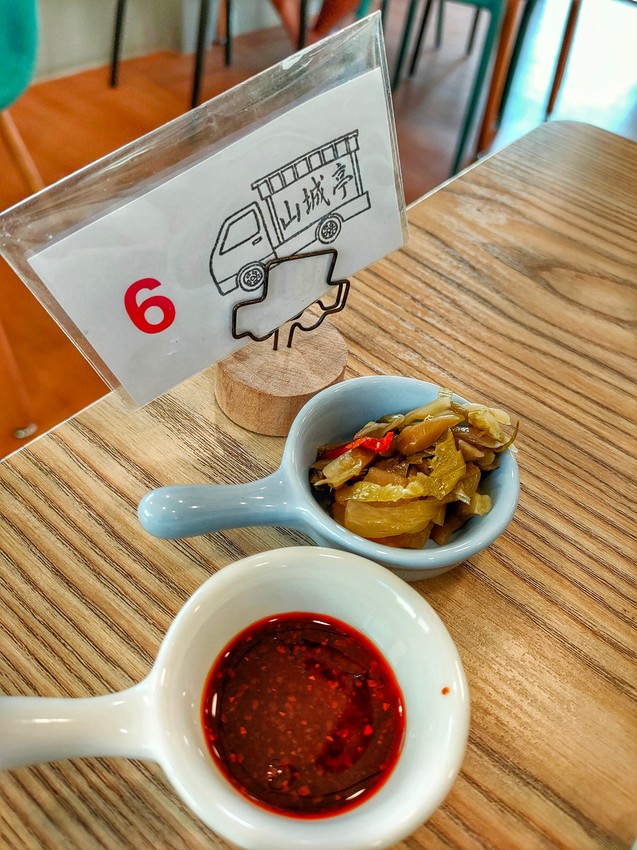 桃園中壢美食-山城亭-在田中央的牛肉麵,湯頭精緻好喝,還有好吃的日式雪花餃子 @民宿女王芽月-美食.旅遊.全台趴趴走