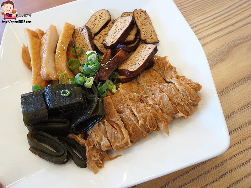 桃園中壢美食-山城亭-在田中央的牛肉麵,湯頭精緻好喝,還有好吃的日式雪花餃子 @民宿女王芽月-美食.旅遊.全台趴趴走