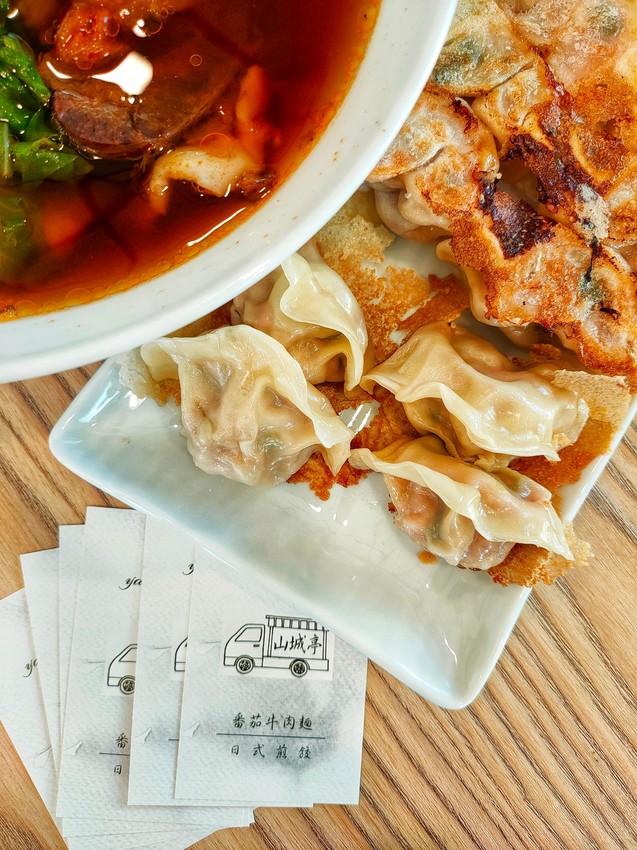 桃園中壢美食-山城亭-在田中央的牛肉麵,湯頭精緻好喝,還有好吃的日式雪花餃子 @民宿女王芽月-美食.旅遊.全台趴趴走
