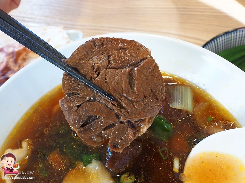 桃園中壢美食-山城亭-在田中央的牛肉麵,湯頭精緻好喝,還有好吃的日式雪花餃子 @民宿女王芽月-美食.旅遊.全台趴趴走
