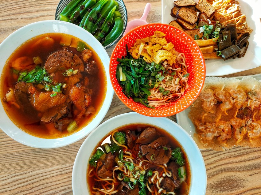 桃園中壢美食-山城亭-在田中央的牛肉麵,湯頭精緻好喝,還有好吃的日式雪花餃子 @民宿女王芽月-美食.旅遊.全台趴趴走