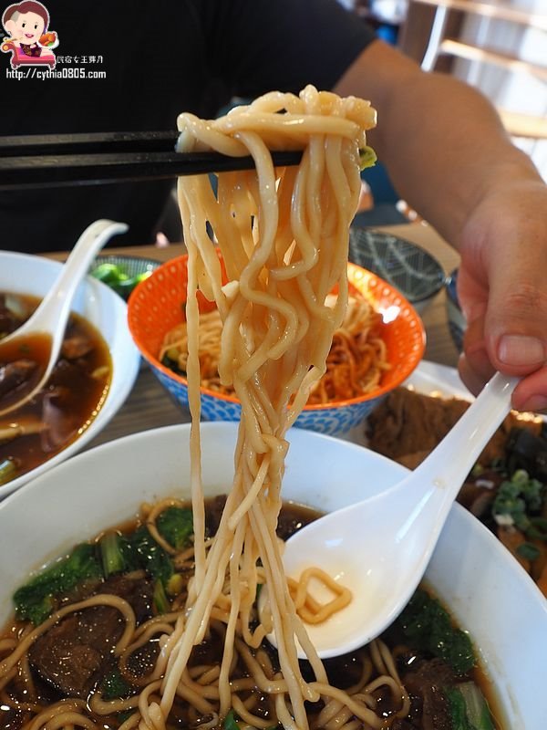 桃園中壢美食-山城亭-在田中央的牛肉麵,湯頭精緻好喝,還有好吃的日式雪花餃子 @民宿女王芽月-美食.旅遊.全台趴趴走