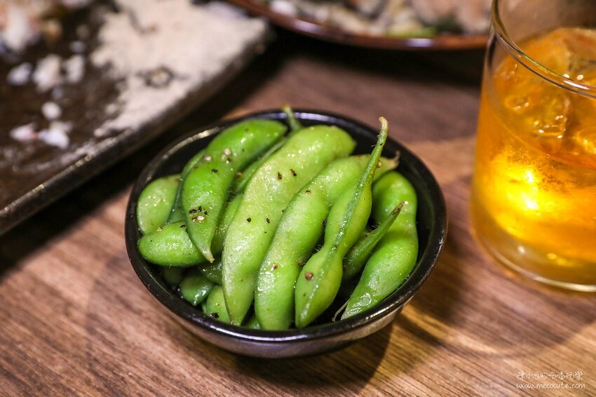 平日六點多就客滿,想吃建議訂位,新北市生意超好的居酒屋,推薦必點生蠔、午仔魚一夜干