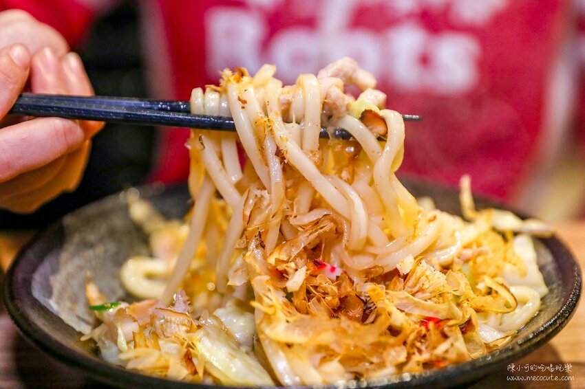 平日六點多就客滿,想吃建議訂位,新北市生意超好的居酒屋,推薦必點生蠔、午仔魚一夜干