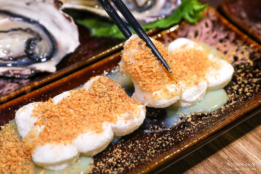 平日六點多就客滿,想吃建議訂位,新北市生意超好的居酒屋,推薦必點生蠔、午仔魚一夜干