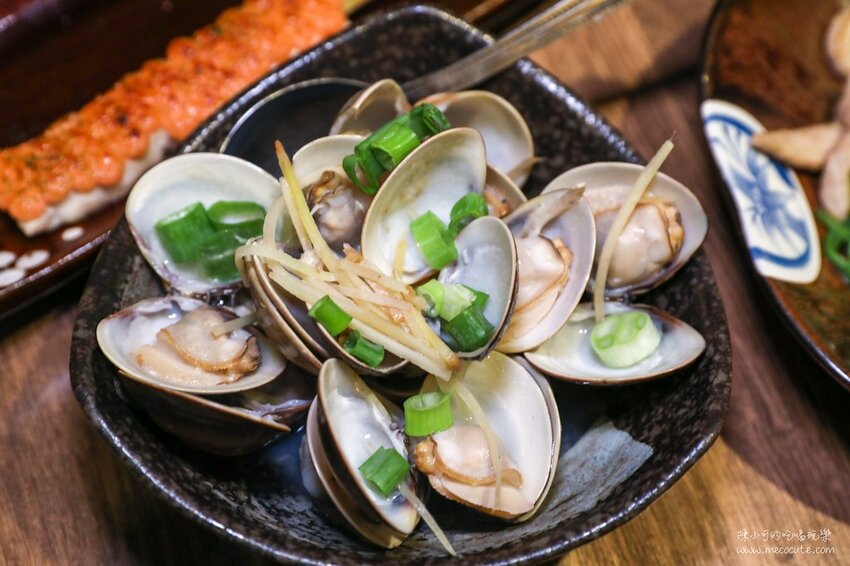 平日六點多就客滿,想吃建議訂位,新北市生意超好的居酒屋,推薦必點生蠔、午仔魚一夜干