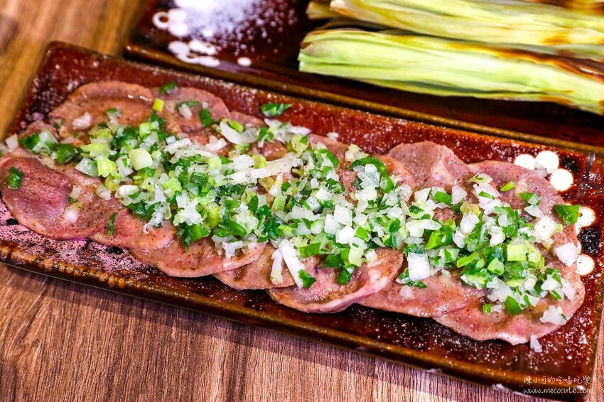 平日六點多就客滿,想吃建議訂位,新北市生意超好的居酒屋,推薦必點生蠔、午仔魚一夜干