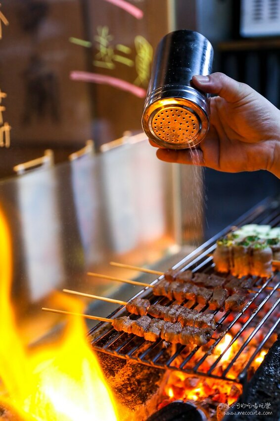 平日六點多就客滿,想吃建議訂位,新北市生意超好的居酒屋,推薦必點生蠔、午仔魚一夜干