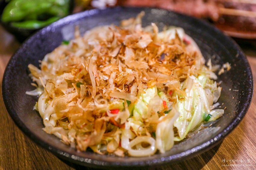 平日六點多就客滿,想吃建議訂位,新北市生意超好的居酒屋,推薦必點生蠔、午仔魚一夜干