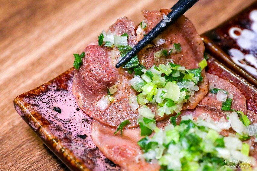 平日六點多就客滿,想吃建議訂位,新北市生意超好的居酒屋,推薦必點生蠔、午仔魚一夜干