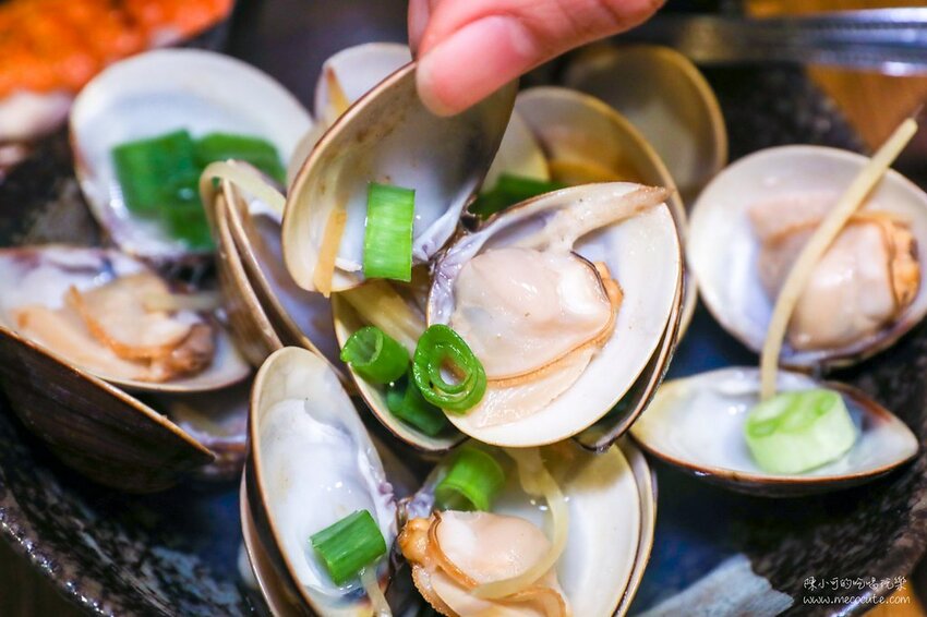 平日六點多就客滿,想吃建議訂位,新北市生意超好的居酒屋,推薦必點生蠔、午仔魚一夜干