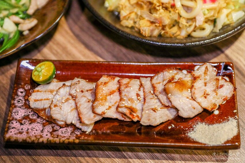 平日六點多就客滿,想吃建議訂位,新北市生意超好的居酒屋,推薦必點生蠔、午仔魚一夜干