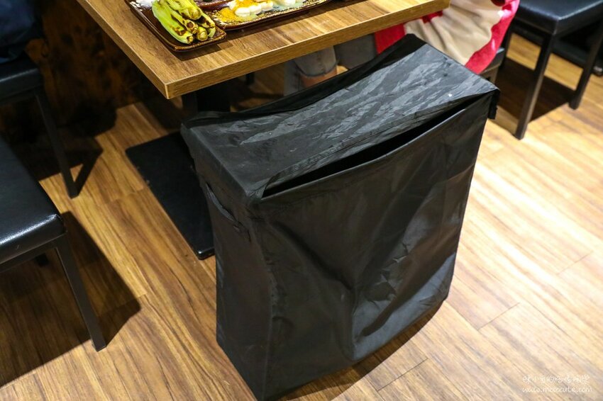 平日六點多就客滿,想吃建議訂位,新北市生意超好的居酒屋,推薦必點生蠔、午仔魚一夜干