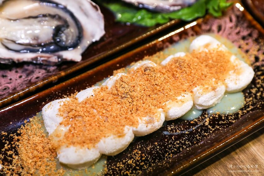 平日六點多就客滿,想吃建議訂位,新北市生意超好的居酒屋,推薦必點生蠔、午仔魚一夜干