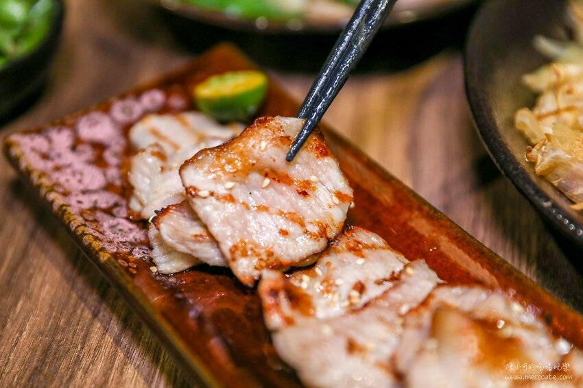 平日六點多就客滿,想吃建議訂位,新北市生意超好的居酒屋,推薦必點生蠔、午仔魚一夜干