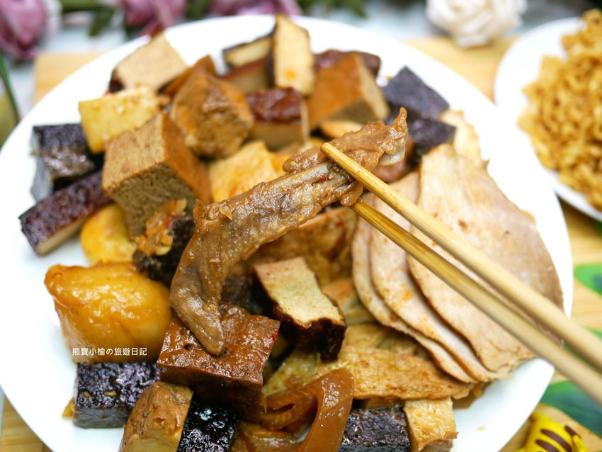 台中秘醬滷味北區永興店(OK超商騎樓),外帶美食冷滷味下午三點就開賣,必吃秘醬乾麵和滷炸豆腐! @熊寶小榆の旅遊日記