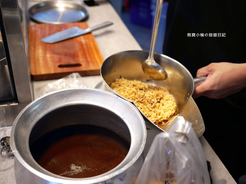 台中秘醬滷味北區永興店(OK超商騎樓),外帶美食冷滷味下午三點就開賣,必吃秘醬乾麵和滷炸豆腐! @熊寶小榆の旅遊日記