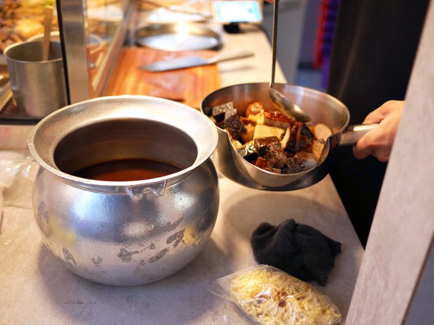 台中秘醬滷味北區永興店(OK超商騎樓),外帶美食冷滷味下午三點就開賣,必吃秘醬乾麵和滷炸豆腐! @熊寶小榆の旅遊日記