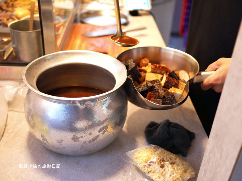 台中秘醬滷味北區永興店(OK超商騎樓),外帶美食冷滷味下午三點就開賣,必吃秘醬乾麵和滷炸豆腐! @熊寶小榆の旅遊日記