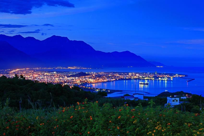 美爆!! 花蓮最美秘境景觀玻璃屋360度私人景觀 比台北101大樓還要高 花蓮最新IG景點 遠挑宜蘭烏石鼻 俯瞰七星潭太平洋月牙灣的美麗,東華大學就像在森林之中 75元入場提供免費飲料茶點