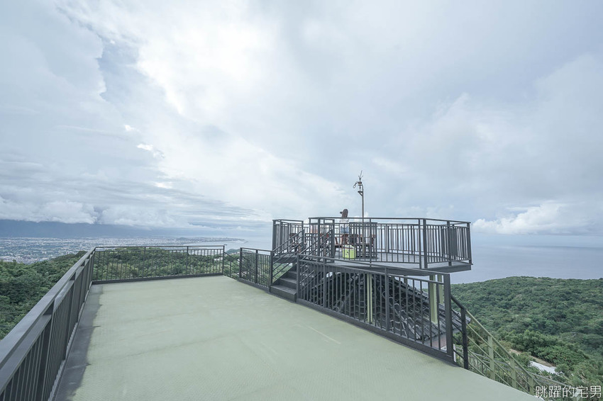 美爆!! 花蓮最美秘境景觀玻璃屋360度私人景觀 比台北101大樓還要高 花蓮最新IG景點 遠挑宜蘭烏石鼻 俯瞰七星潭太平洋月牙灣的美麗,東華大學就像在森林之中 75元入場提供免費飲料茶點