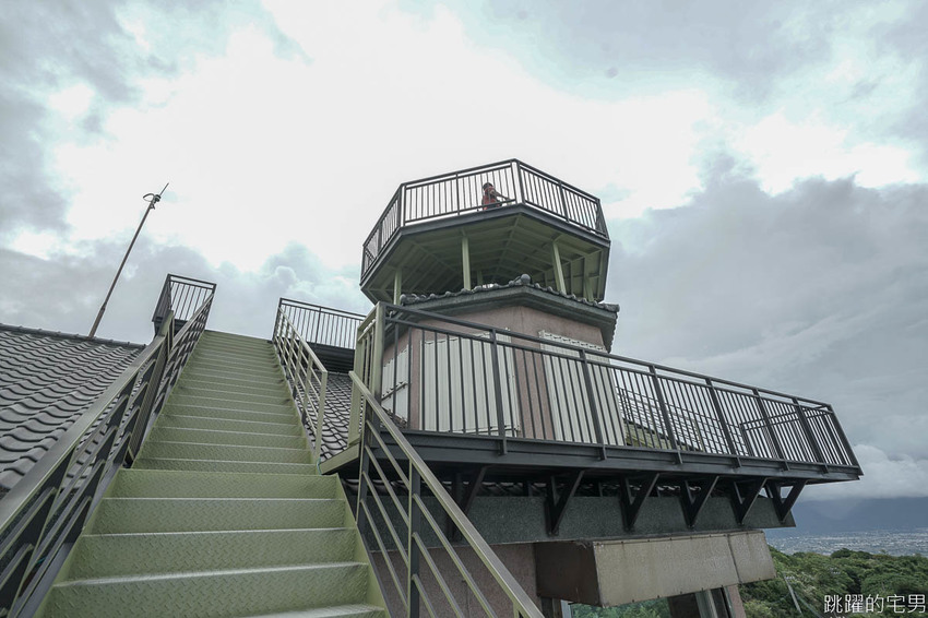 美爆!! 花蓮最美秘境景觀玻璃屋360度私人景觀 比台北101大樓還要高 花蓮最新IG景點 遠挑宜蘭烏石鼻 俯瞰七星潭太平洋月牙灣的美麗,東華大學就像在森林之中 75元入場提供免費飲料茶點