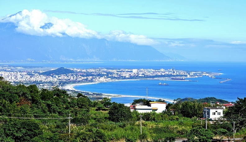 美爆!! 花蓮最美秘境景觀玻璃屋360度私人景觀 比台北101大樓還要高 花蓮最新IG景點 遠挑宜蘭烏石鼻 俯瞰七星潭太平洋月牙灣的美麗,東華大學就像在森林之中 75元入場提供免費飲料茶點