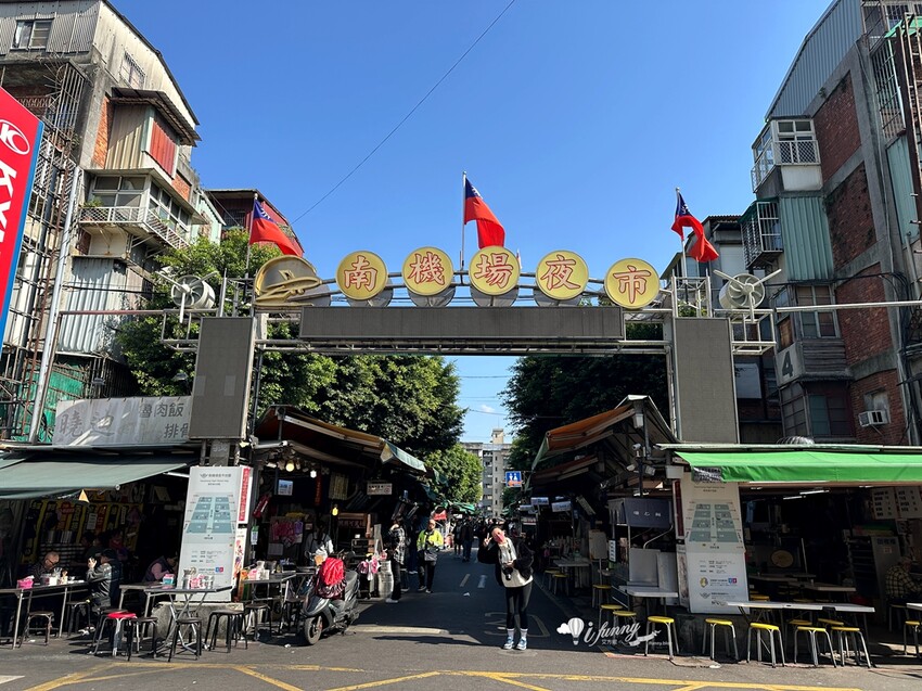 南機場夜市必吃好吃炸雞！夜市王冠軍炸雞，比臉大雞排肉嫩多汁人氣爆棚。