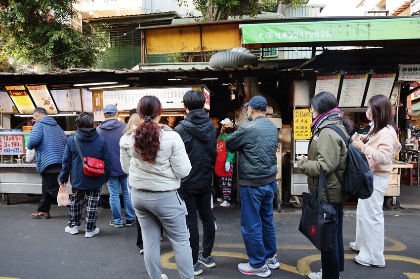 南機場夜市必吃好吃炸雞！夜市王冠軍炸雞，比臉大雞排肉嫩多汁人氣爆棚。