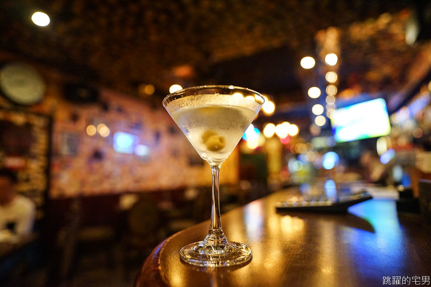 [中山國小站美食]綠門Green Door bar-台北最好吃的炸雞!! 台式炸雞中還有秘密武器! 炒蛤仔加辣超迷人 台北最老酒吧  綠門酒吧菜單2020  台北炸雞推薦 台北酒吧推薦 中山區美食