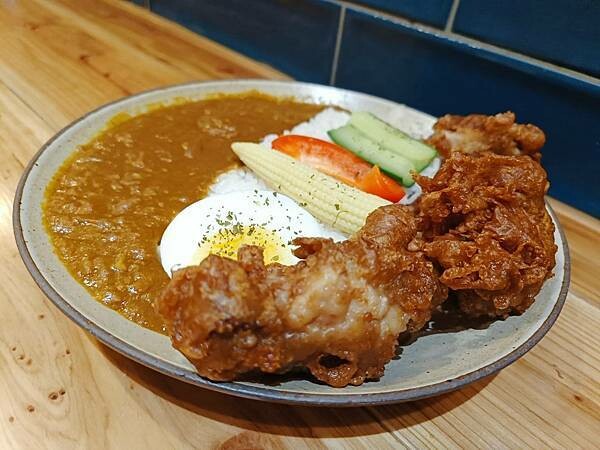 新竹美食:有哩在 Uilly Curry新竹咖哩飯/鍋煮鮮奶茶/鍋煮布丁/薄皮炸雞/隱藏版「牛豬雙拼」咖哩飯/老宅改建(已歇業)