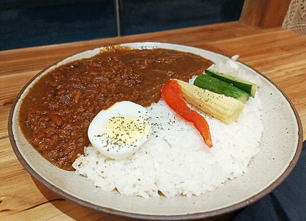 新竹美食:有哩在 Uilly Curry新竹咖哩飯/鍋煮鮮奶茶/鍋煮布丁/薄皮炸雞/隱藏版「牛豬雙拼」咖哩飯/老宅改建(已歇業)