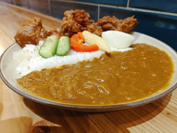 新竹美食:有哩在 Uilly Curry新竹咖哩飯/鍋煮鮮奶茶/鍋煮布丁/薄皮炸雞/隱藏版「牛豬雙拼」咖哩飯/老宅改建(已歇業)