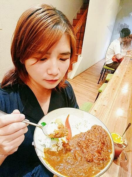 新竹美食:有哩在 Uilly Curry新竹咖哩飯/鍋煮鮮奶茶/鍋煮布丁/薄皮炸雞/隱藏版「牛豬雙拼」咖哩飯/老宅改建(已歇業)