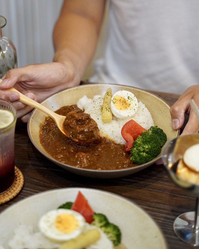 【有哩在Uilly Curry】新竹城隍廟北門街新開幕咖哩專賣店，一進門就能聞到濃濃咖哩香氣，飯後再來顆鍋煮布丁剛剛好！ - 阿華田的美食日記