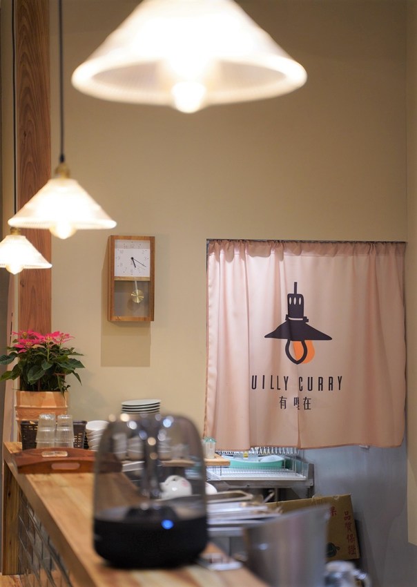 【有哩在Uilly Curry】新竹城隍廟北門街新開幕咖哩專賣店，一進門就能聞到濃濃咖哩香氣，飯後再來顆鍋煮布丁剛剛好！ - 阿華田的美食日記
