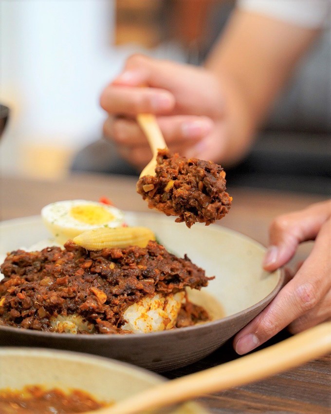 【有哩在Uilly Curry】新竹城隍廟北門街新開幕咖哩專賣店，一進門就能聞到濃濃咖哩香氣，飯後再來顆鍋煮布丁剛剛好！ - 阿華田的美食日記