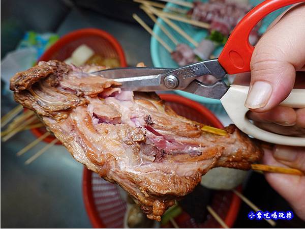 剪大雞腿-國寶孜然烤肉串攤車.jpg