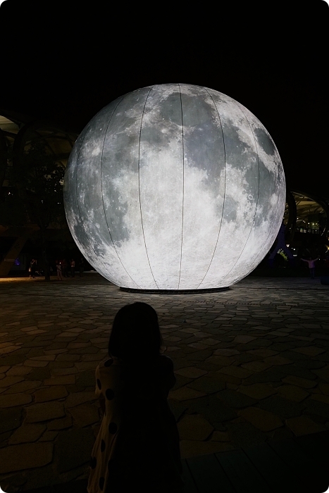 巨型月亮降落「冬山月亮廣場 」！超大月亮造景與繽紛彩兔，逼真月球表面讓人彷彿飛到外太空，中秋節限定！ @捲捲頭 Wonderful 品味。生活
