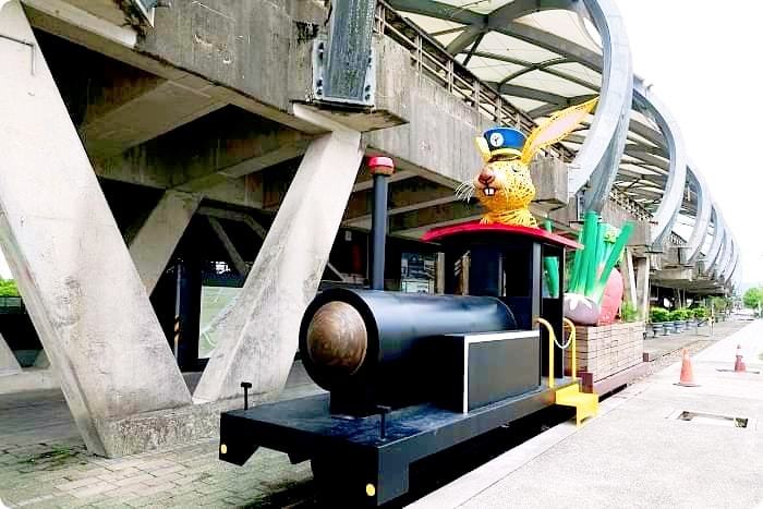 巨型月亮降落「冬山月亮廣場 」！超大月亮造景與繽紛彩兔，逼真月球表面讓人彷彿飛到外太空，中秋節限定！ @捲捲頭 Wonderful 品味。生活