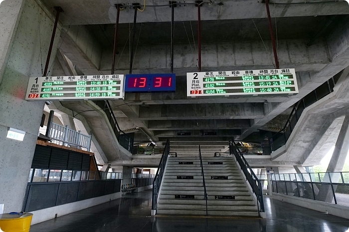 巨型月亮降落「冬山月亮廣場 」！超大月亮造景與繽紛彩兔，逼真月球表面讓人彷彿飛到外太空，中秋節限定！ @捲捲頭 Wonderful 品味。生活