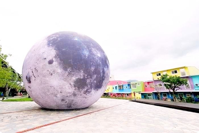 巨型月亮降落「冬山月亮廣場 」！超大月亮造景與繽紛彩兔，逼真月球表面讓人彷彿飛到外太空，中秋節限定！ @捲捲頭 Wonderful 品味。生活