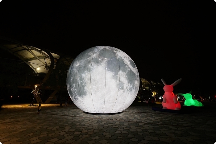 巨型月亮降落「冬山月亮廣場 」！超大月亮造景與繽紛彩兔，逼真月球表面讓人彷彿飛到外太空，中秋節限定！ @捲捲頭 Wonderful 品味。生活