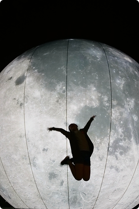 巨型月亮降落「冬山月亮廣場 」！超大月亮造景與繽紛彩兔，逼真月球表面讓人彷彿飛到外太空，中秋節限定！ @捲捲頭 Wonderful 品味。生活