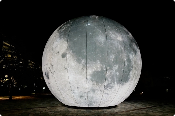 巨型月亮降落「冬山月亮廣場 」！超大月亮造景與繽紛彩兔，逼真月球表面讓人彷彿飛到外太空，中秋節限定！ @捲捲頭 Wonderful 品味。生活