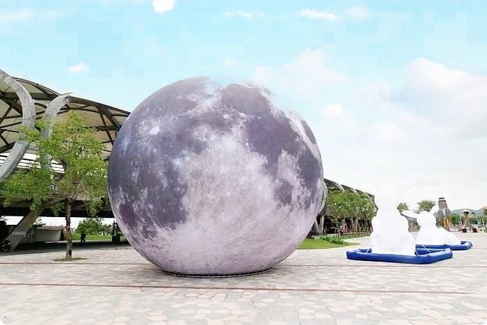 巨型月亮降落「冬山月亮廣場 」！超大月亮造景與繽紛彩兔，逼真月球表面讓人彷彿飛到外太空，中秋節限定！ @捲捲頭 Wonderful 品味。生活