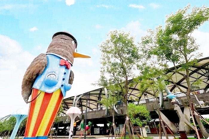 巨型月亮降落「冬山月亮廣場 」！超大月亮造景與繽紛彩兔，逼真月球表面讓人彷彿飛到外太空，中秋節限定！ @捲捲頭 Wonderful 品味。生活